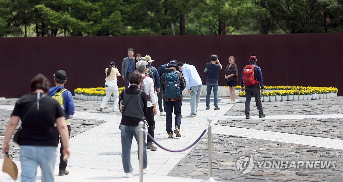 "그립습니다"…노무현 서거 16주기 앞둔 봉하마을 