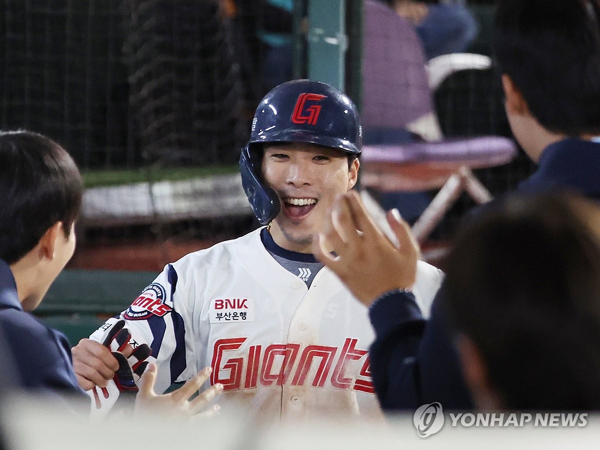 쐐기 득점 올리는 롯데