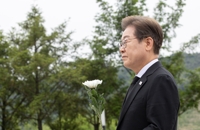 이재명·문재인, 봉하마을서 오찬…'검찰권 남용' 인식 공감대