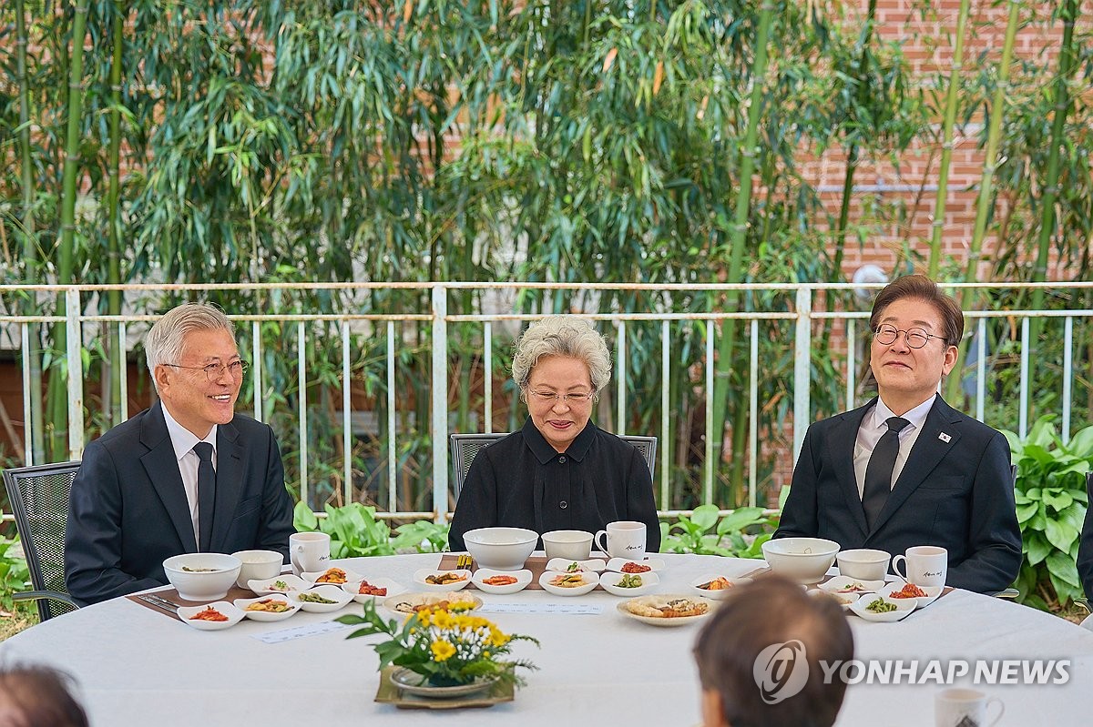 이재명·문재인, 봉하마을서 오찬…