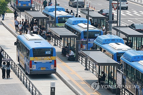  Last-minute wage talks under way as bus unions warn of general strike