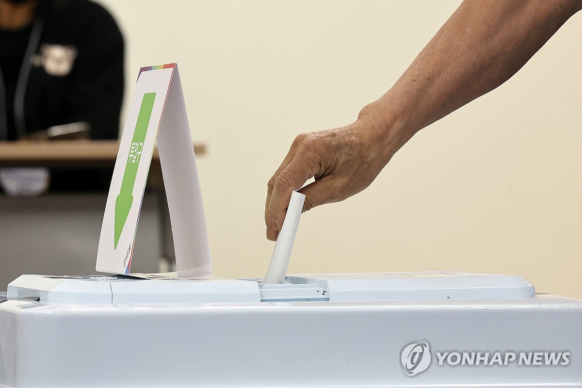 [투표현장] 투표용지 교환 거절당하자 찢은 50대 여성 입건