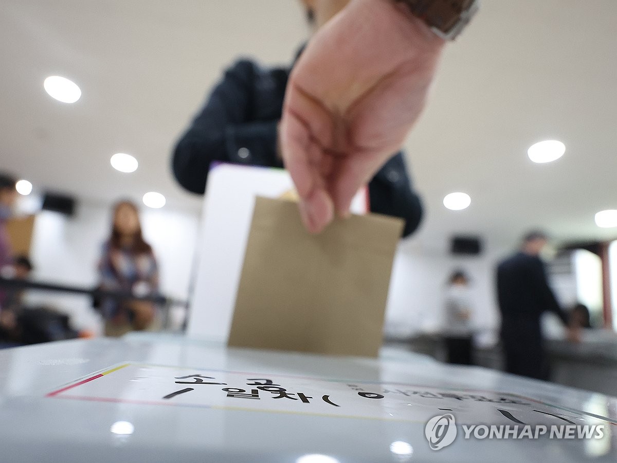 유권자 신원 확인 맡은 선거사무원이 대리투표…경찰 긴급체포(종합)