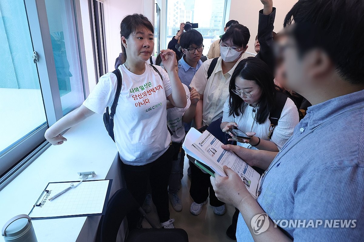 [샷!] 투표소를 빠져나와 끝내 울음을 터트렸다