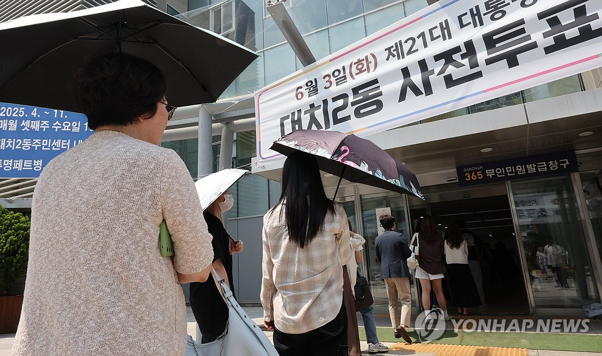 [사전투표] 점심시간 쪼개고, 반차쓰고 투표소로…사건·신고도 이어져(종합)