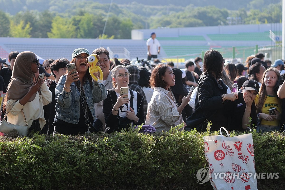 Los fans de BTS esperan la llegada de Jimin y Jungkook, para una breve ceremonia en una instalación deportiva pública en la comarca de Yeoncheon, alrededor de 60 kilómetros al norte de Seúl, el 11 de junio de 2025, para conmemorar su licenciamiento del Ejército surcoreano.