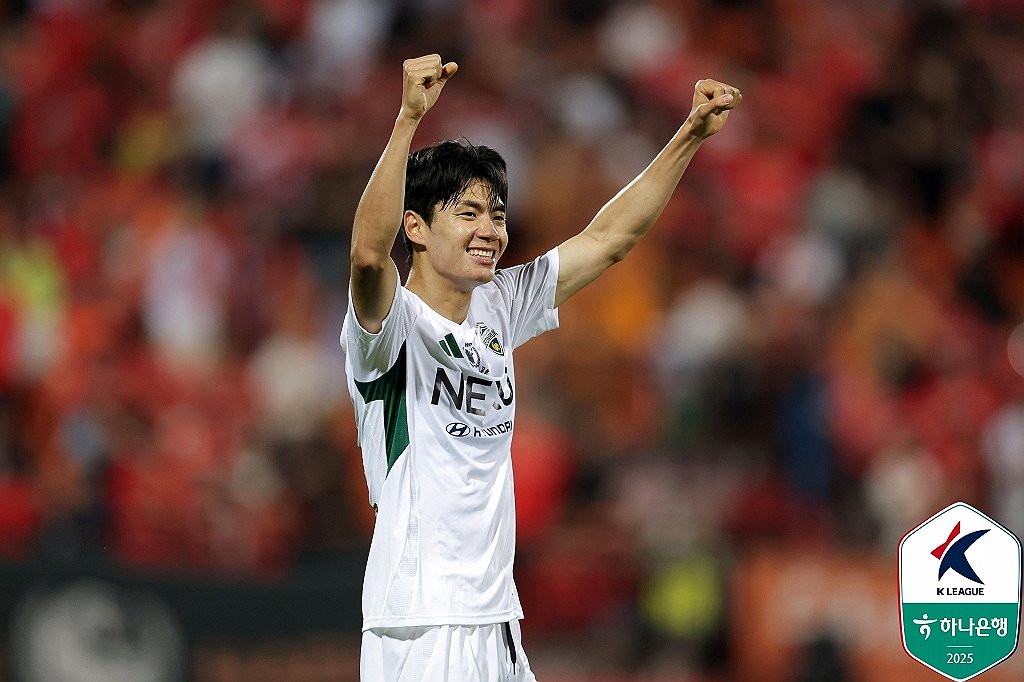 K리그1 선두 전북, 강원 3-0 완파하고 3연승…전진우 쐐기골