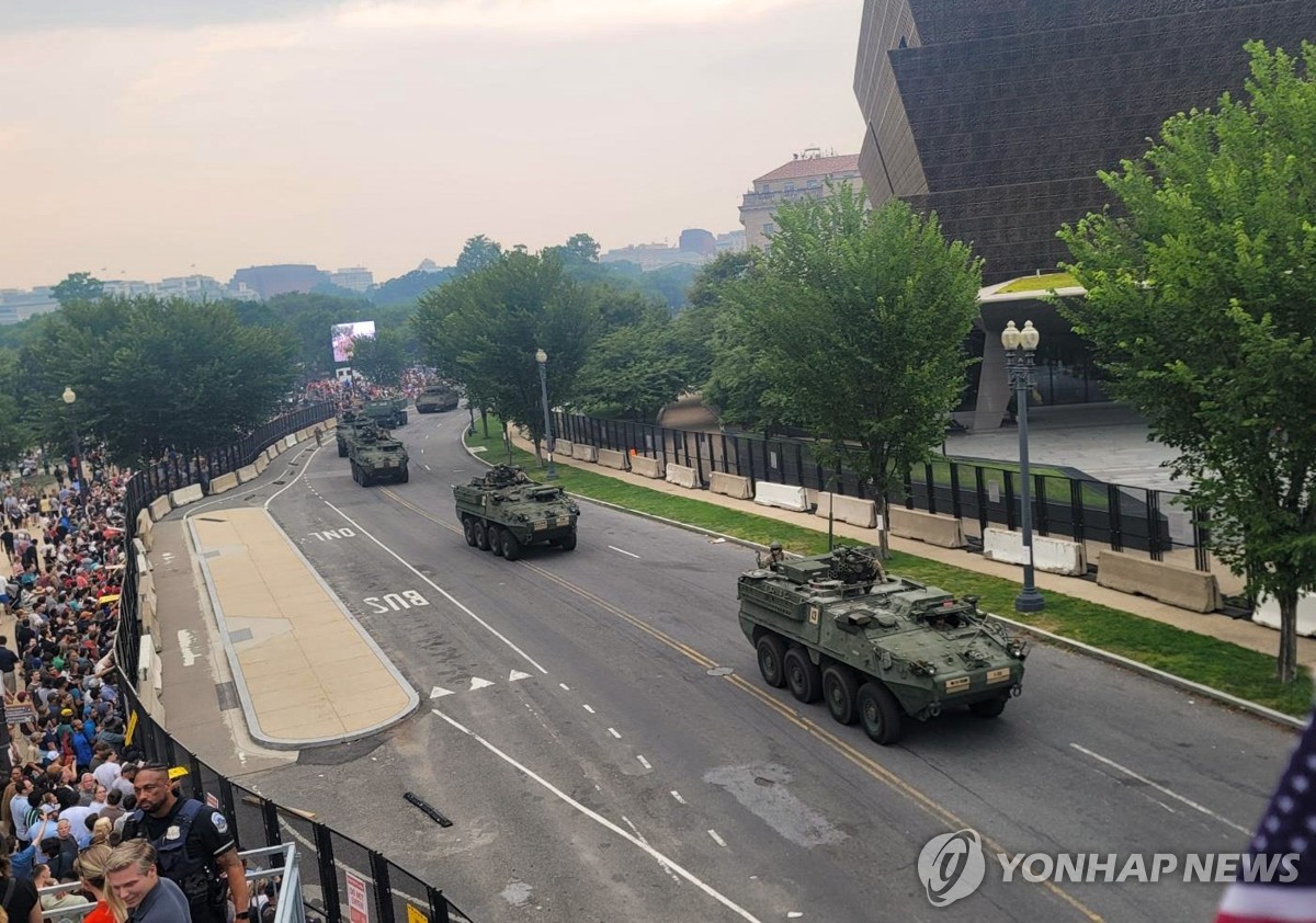 米ワシントンで14日(現地時間)、米陸軍創設250年を記念したトランプ政権による軍事パレードが行われた。市民の前を通過する装甲車=(聯合ニュース)