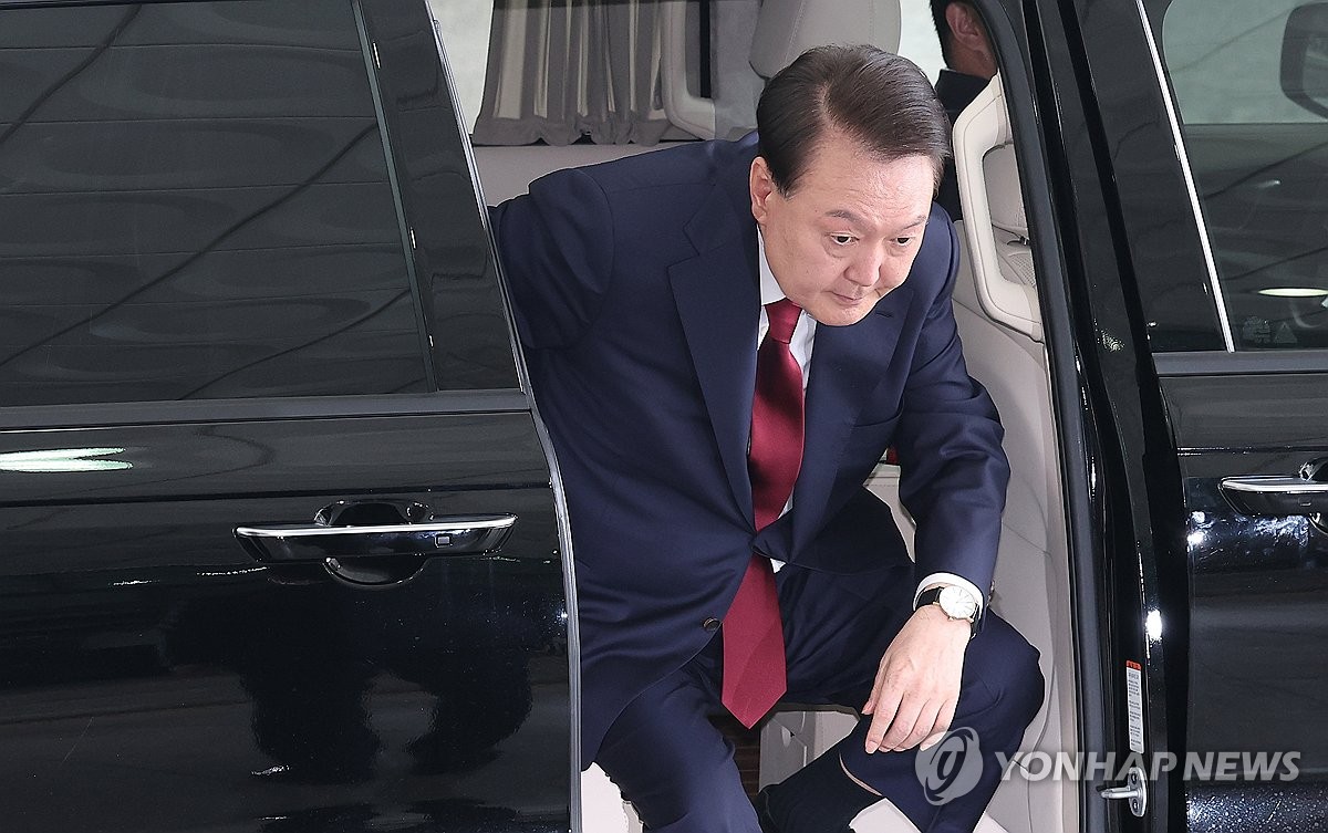 尹측 "고발된 경찰이 조사"…경찰 "1차 체포집행 현장…