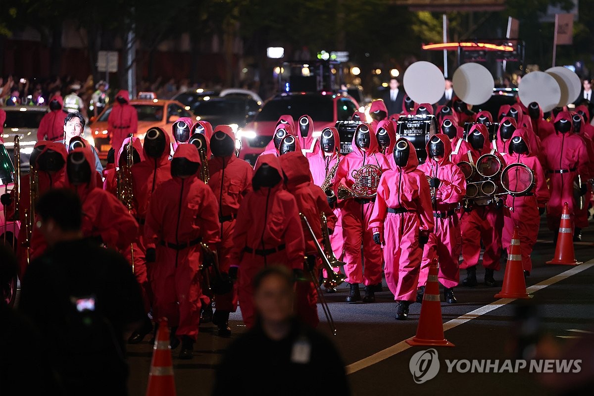 도심 복판 핑크빛으로 물들인 