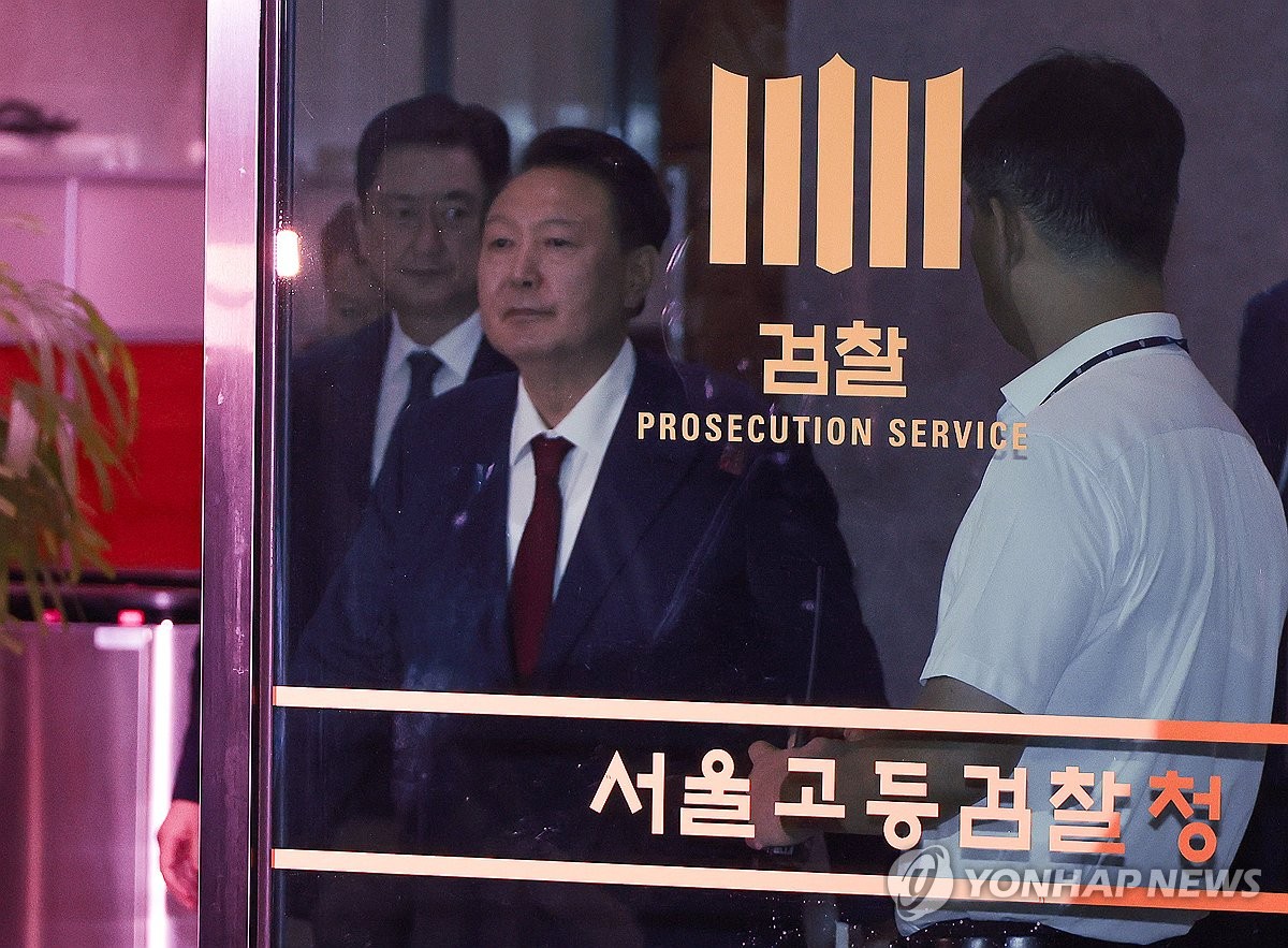 내일 尹 2차조사 준비 날세우는 내란특검…尹측 출석확답 안해