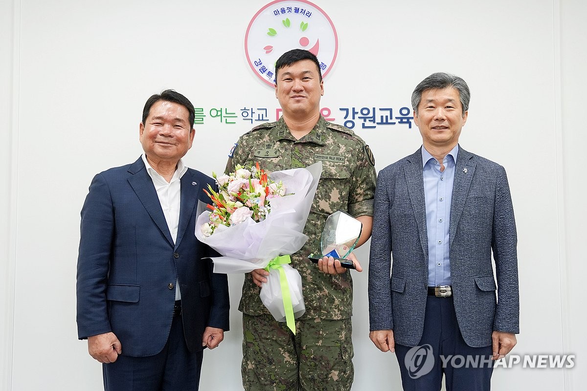 강원교육청, 물에 빠진 학생 2명 구한 육군 간부에 감…