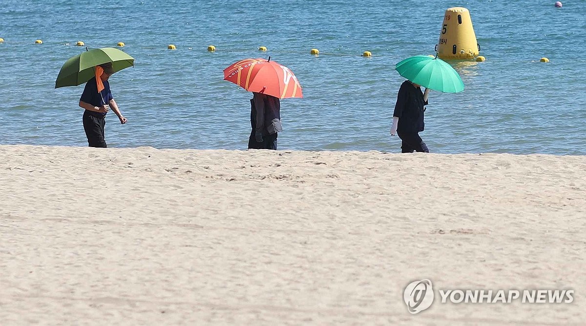 [픽! 창원] 개장 앞둔 광암해수욕장…폭염 속 양산 아…