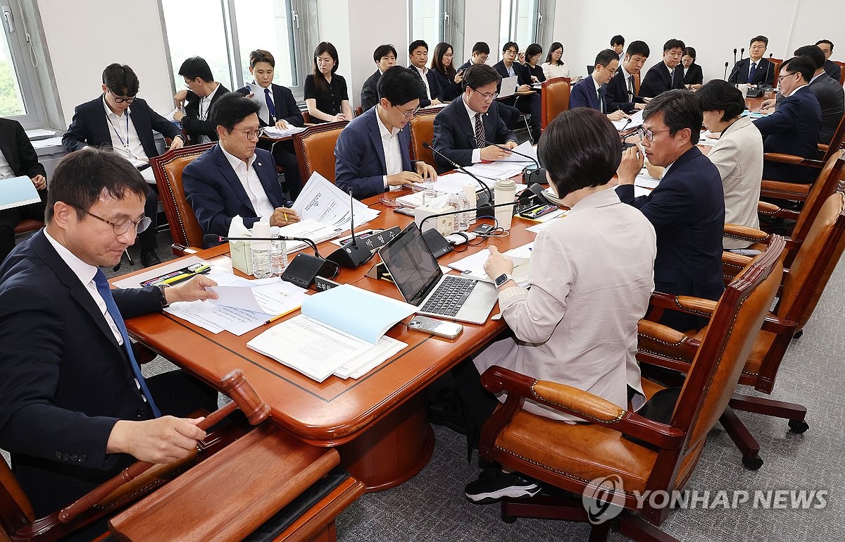 [속보] 추경안, 국회 예결소위 통과…野 퇴장 속 與 단독처리