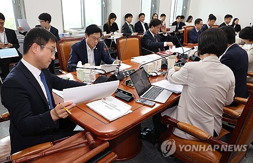 與, 李정부 첫 추경안 국회 예결소위서 단독처리…野, 반발 퇴장