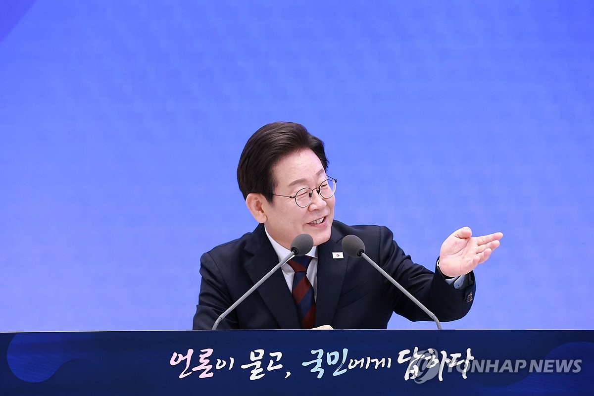 [지상중계] 李대통령 취임 30일 기자회견-5