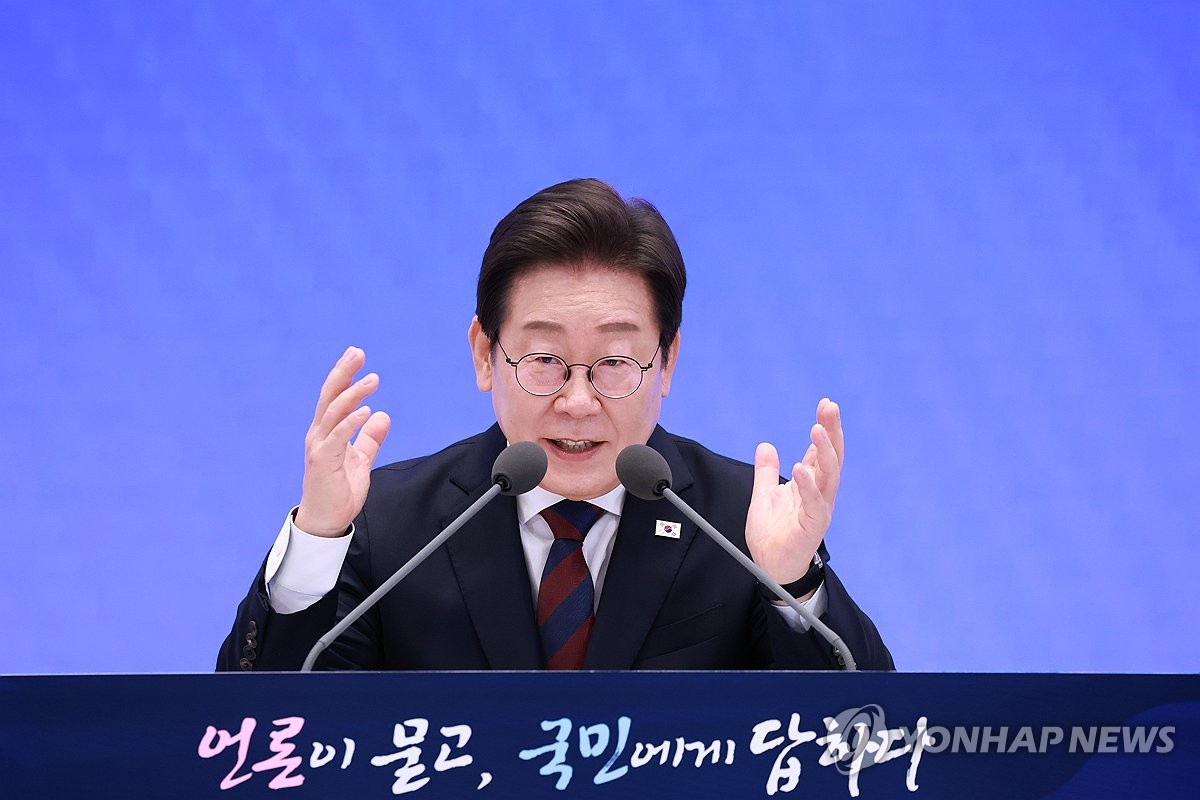 李대통령 "수도권 신도시 건설은 논쟁거리…추가하면 집중 야기"
