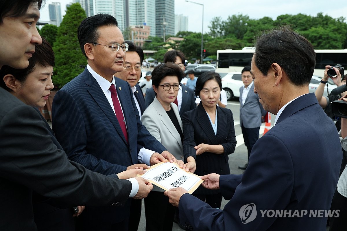 국힘, '특활비 추경' 사과 요구…우상호 "입장 바뀌어…
