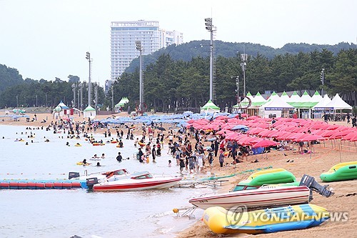 平日もにぎわう海水浴場