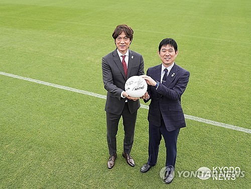 Football coaches of S. Korea, Japan meet