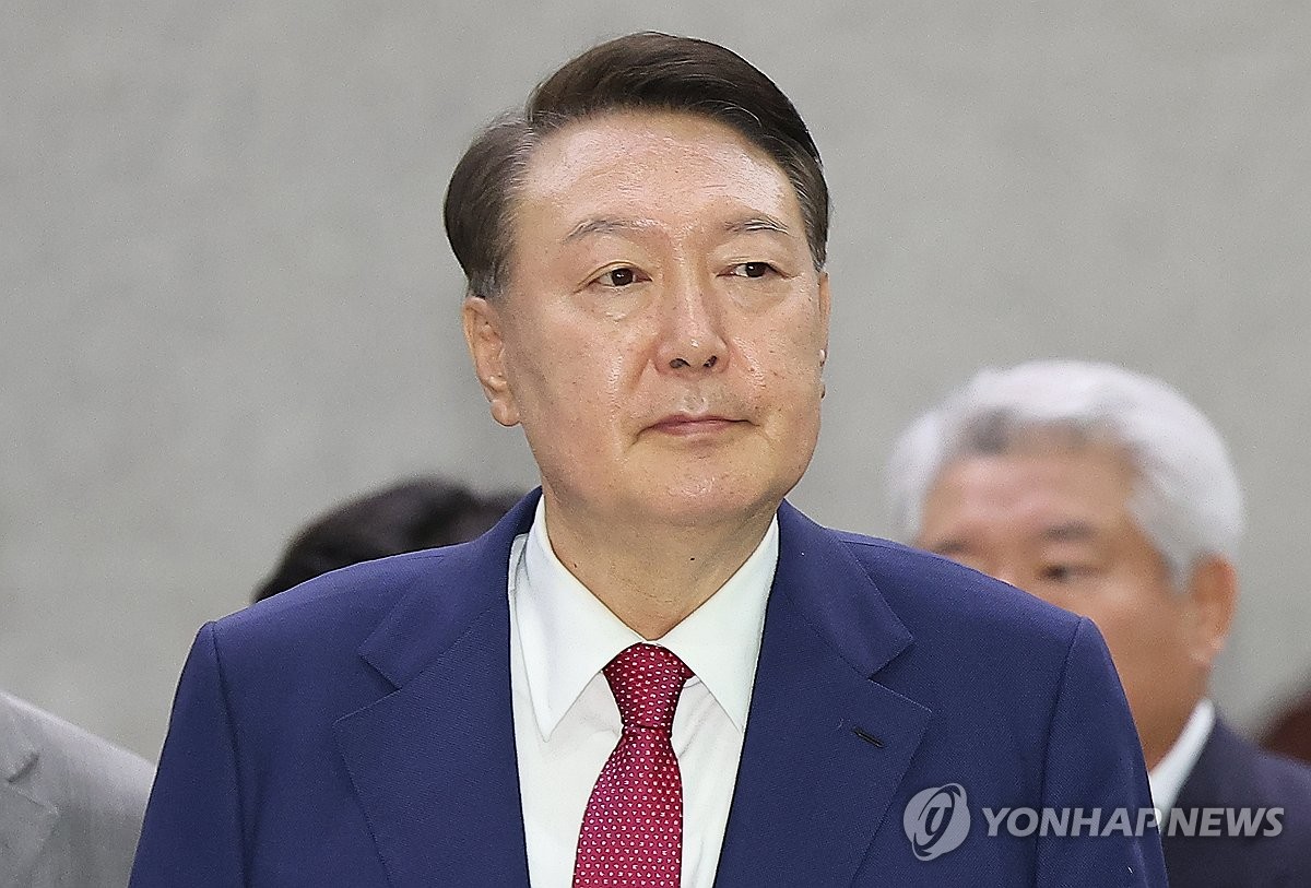 尹, 14시간 반 특검 2차조사 마치고 귀가…조서열람만…