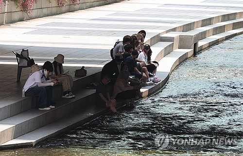 연일 &#x27;찜통더위&#x27;…서울·광주 낮 최고 36도