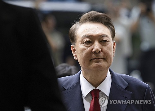 尹 비상계엄 손해배상 인정…"시민 104명에 10만원씩 줘야"