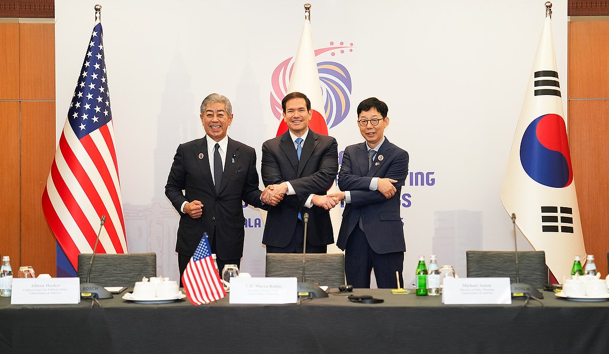 한미일 "강력 대북억제 유지"…외교차관, 긴장완화 노력…