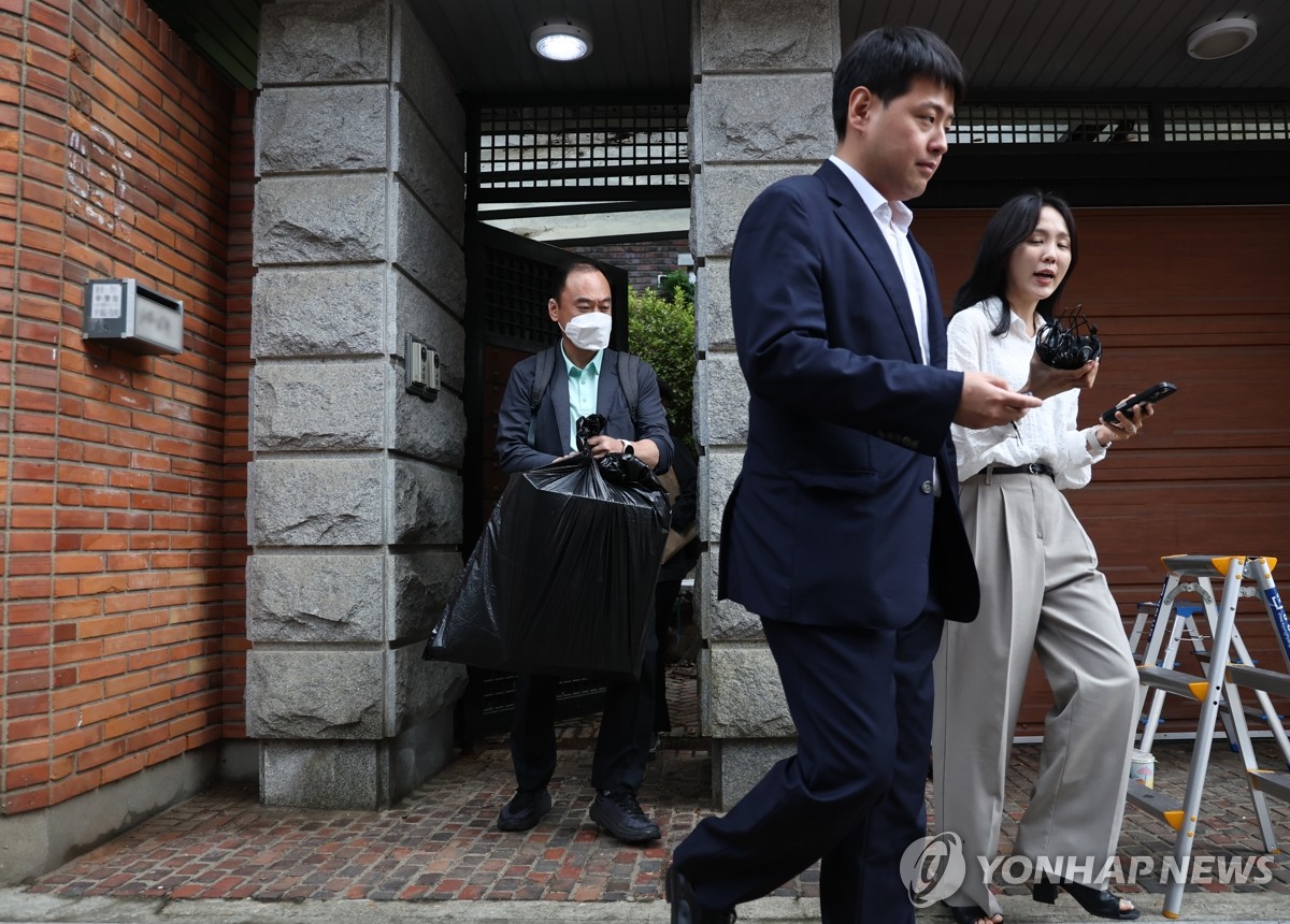 특검, '건진법사 공천개입 의혹' 전 영주시장·브로커 …