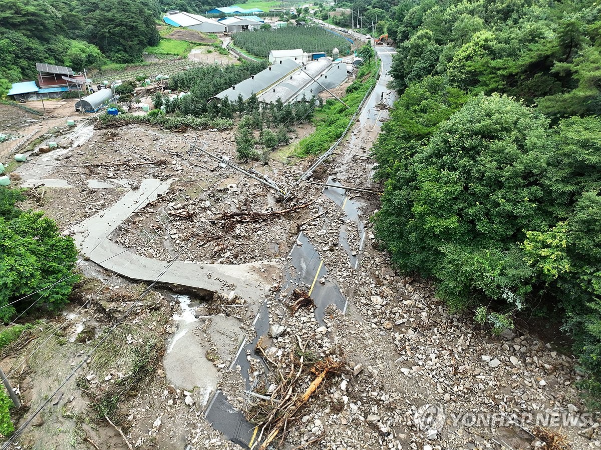 충남 폭우 영향 계속...산사태로 막힌 도로