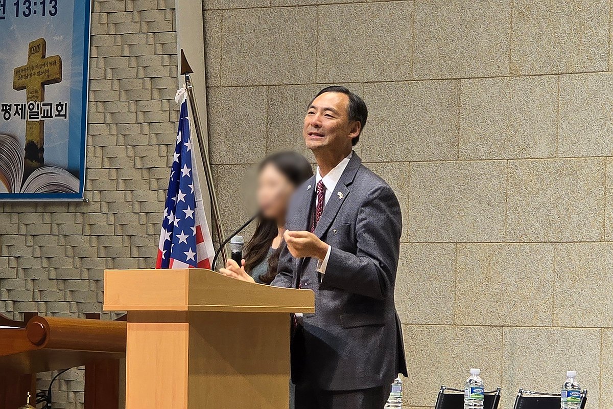 귀국 앞둔 모스 탄 음모론 반복에 경찰 "법적 문제 보…