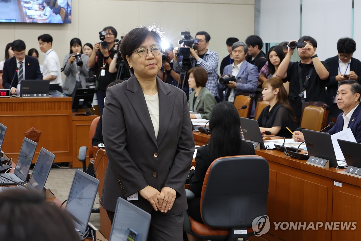 정은경 '배우자 주식 의혹' 여야 충돌…개의 40분 만…