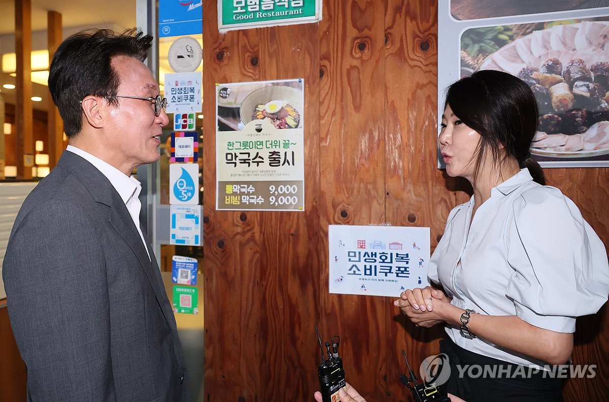 金총리, '소비쿠폰' 첫날 아침 식당 찾아…"새벽에도 …