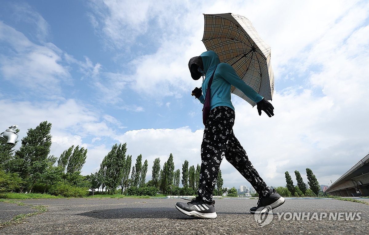[날씨] 소나기로 폭염 식히기엔 역부족…한낮 서울 33도·대구 35도