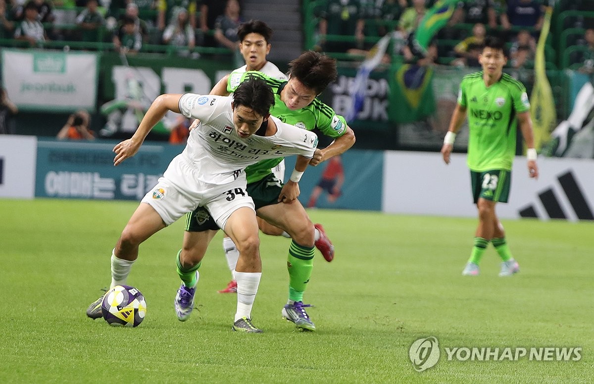 몸싸움하는 강상윤