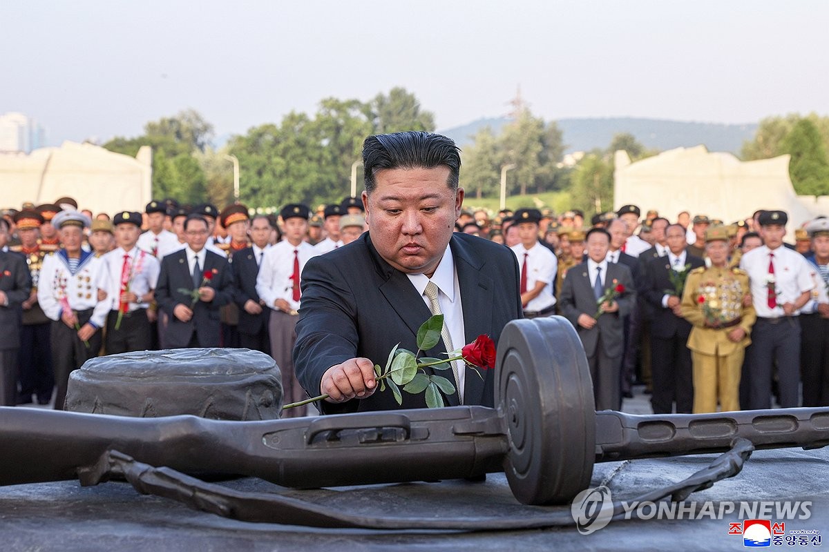 김정은, 6·25정전일 맞아 우의탑 헌화…'북중친선' …