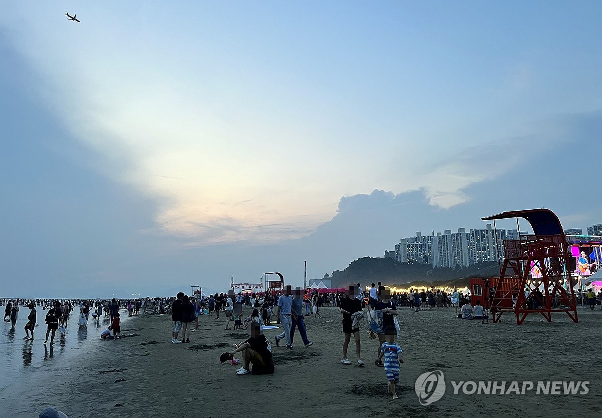 "노을 보며 더위 식혀요" 부산 다대포해수욕장 바다축제