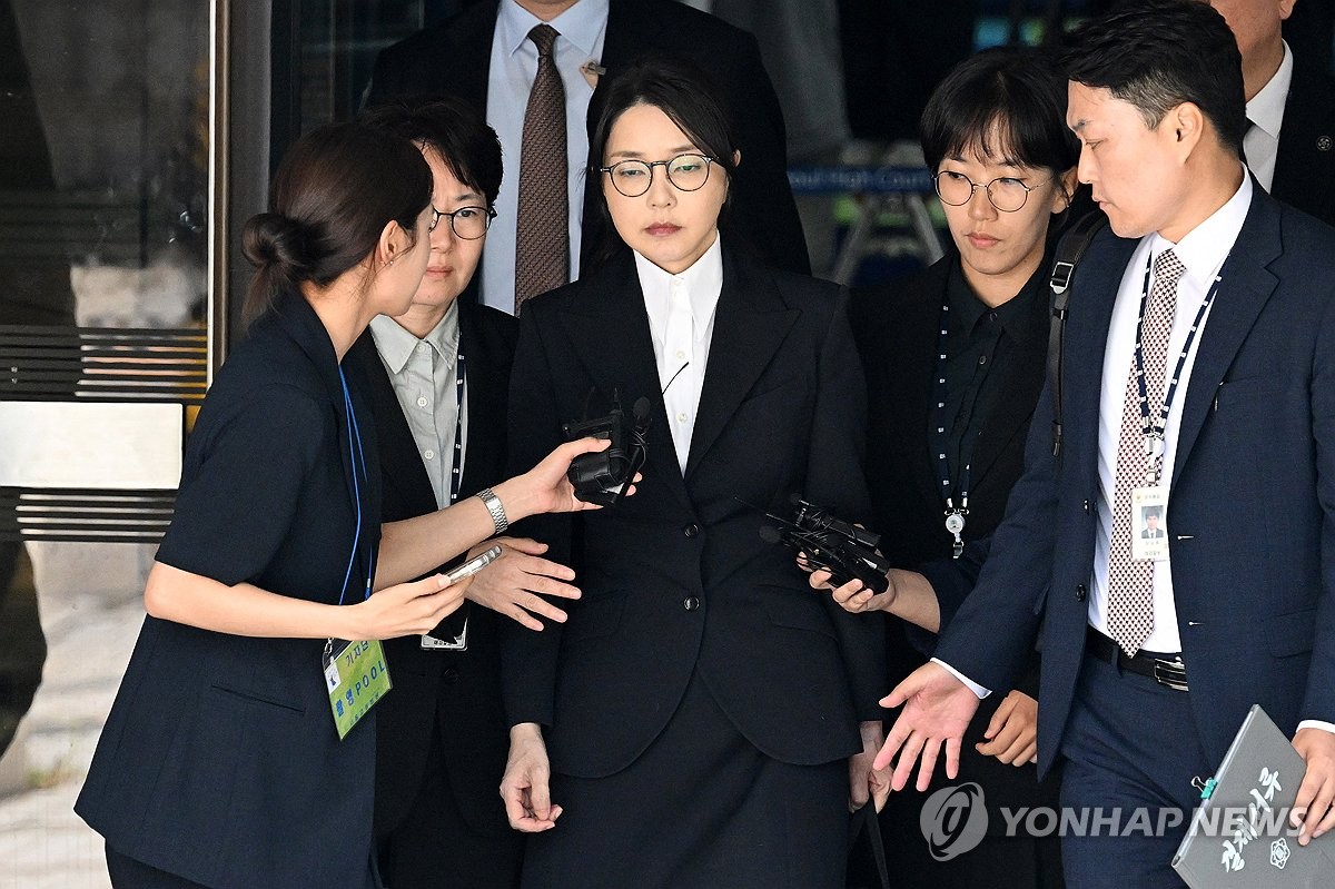 逮捕状審査を終え、ソウル中央地裁を出る金氏=12日、ソウル(聯合ニュース)