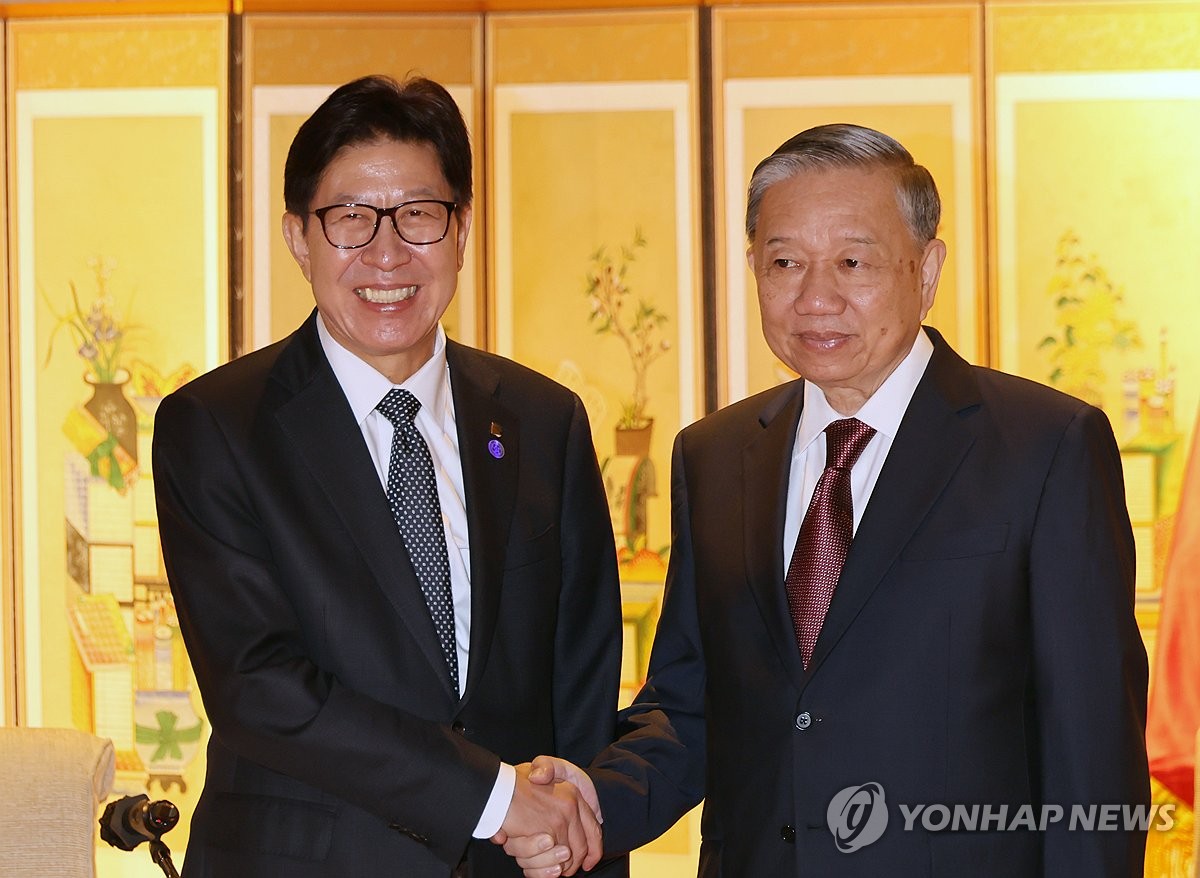 부산 방문한 또 럼 베트남 공산당 서기장