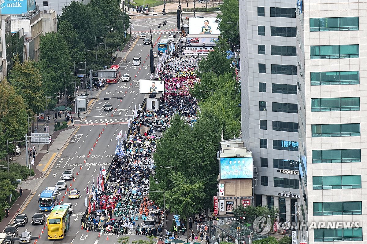 광복절 진보·보수 대규모 집회…1만여명 서울 도심 모여(종합)