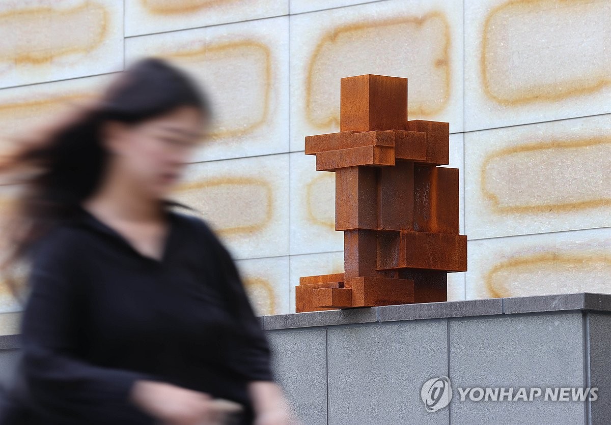 갤러리 외부에 전시된 앤서니 곰리의 작품