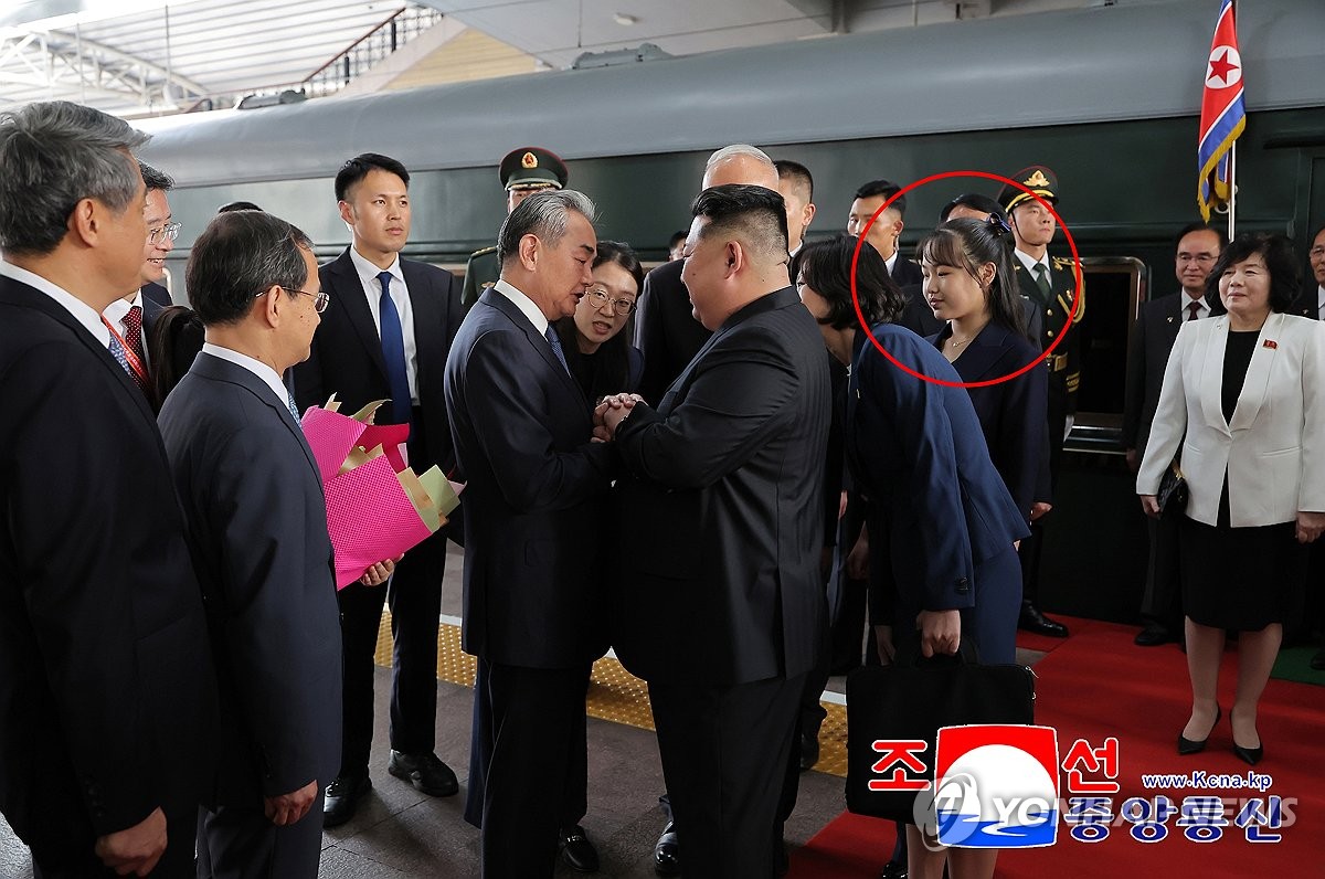 북한 김정은, 딸 주애와 베이징 도착