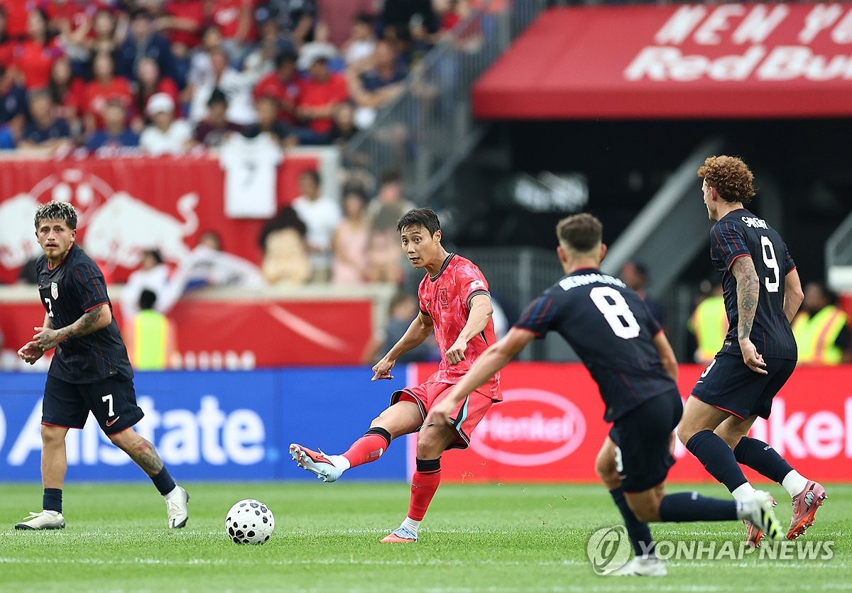 미국과 A매치에서 패스하는 백승호