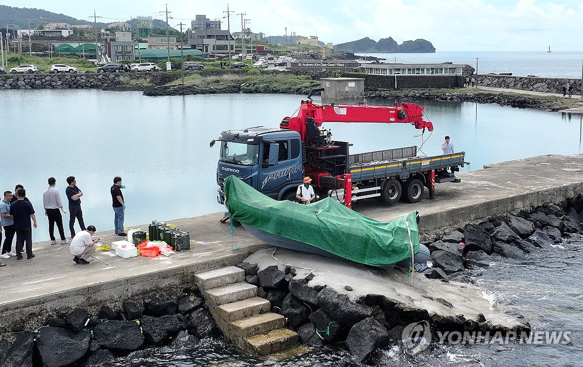 제주 해안서 발견된 정체불명의 보트