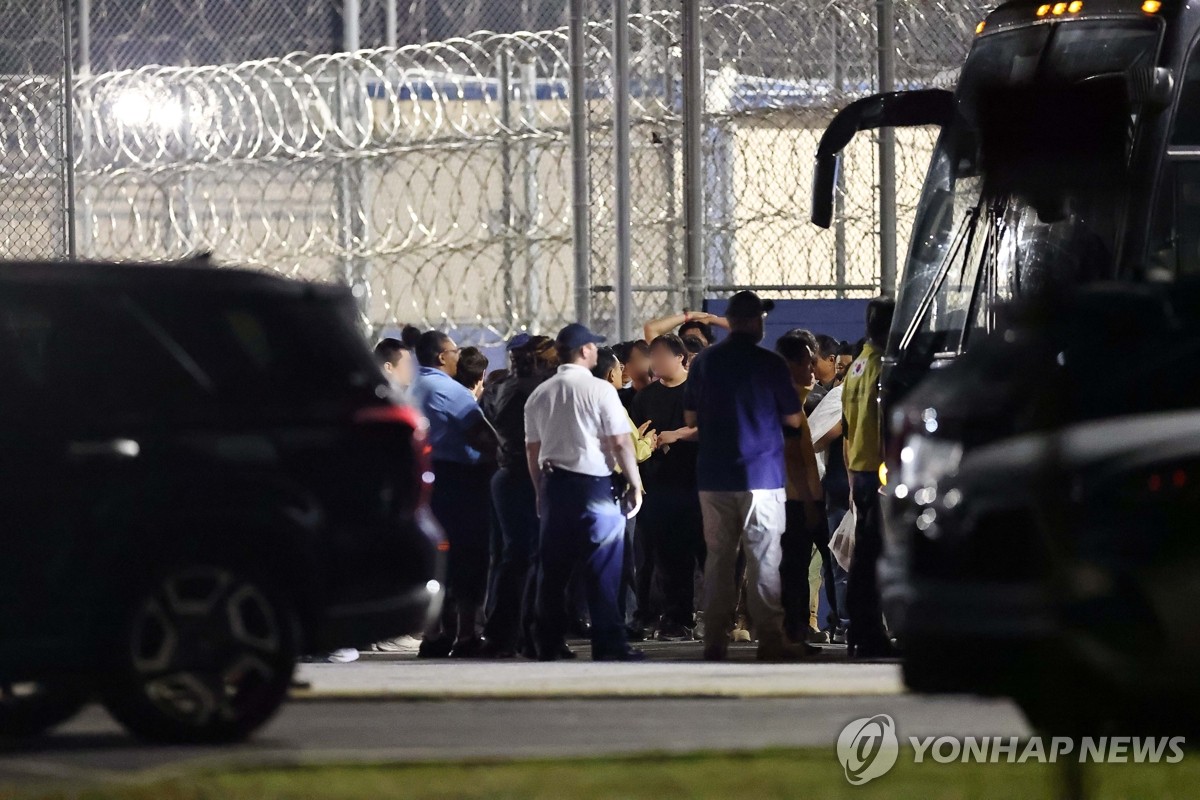 석방된 구금 한국 근로자들