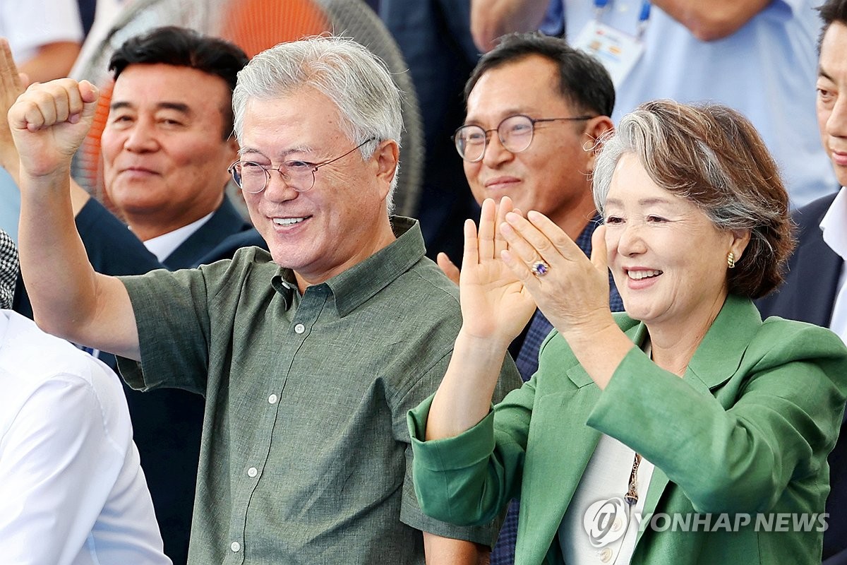 문재인 전 대통령, 광주 5·18 민주광장서 세계양궁대회 관람