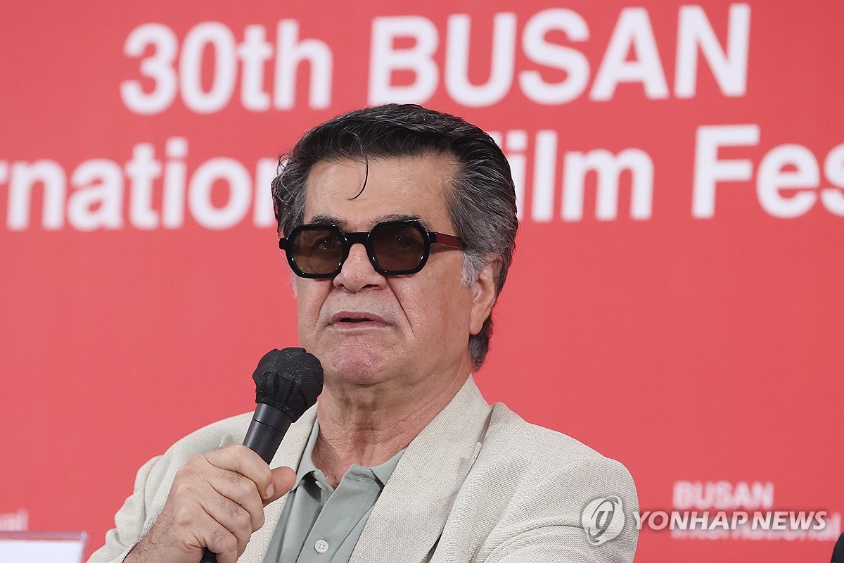 마이크 잡은 자파르 파나히 감독
