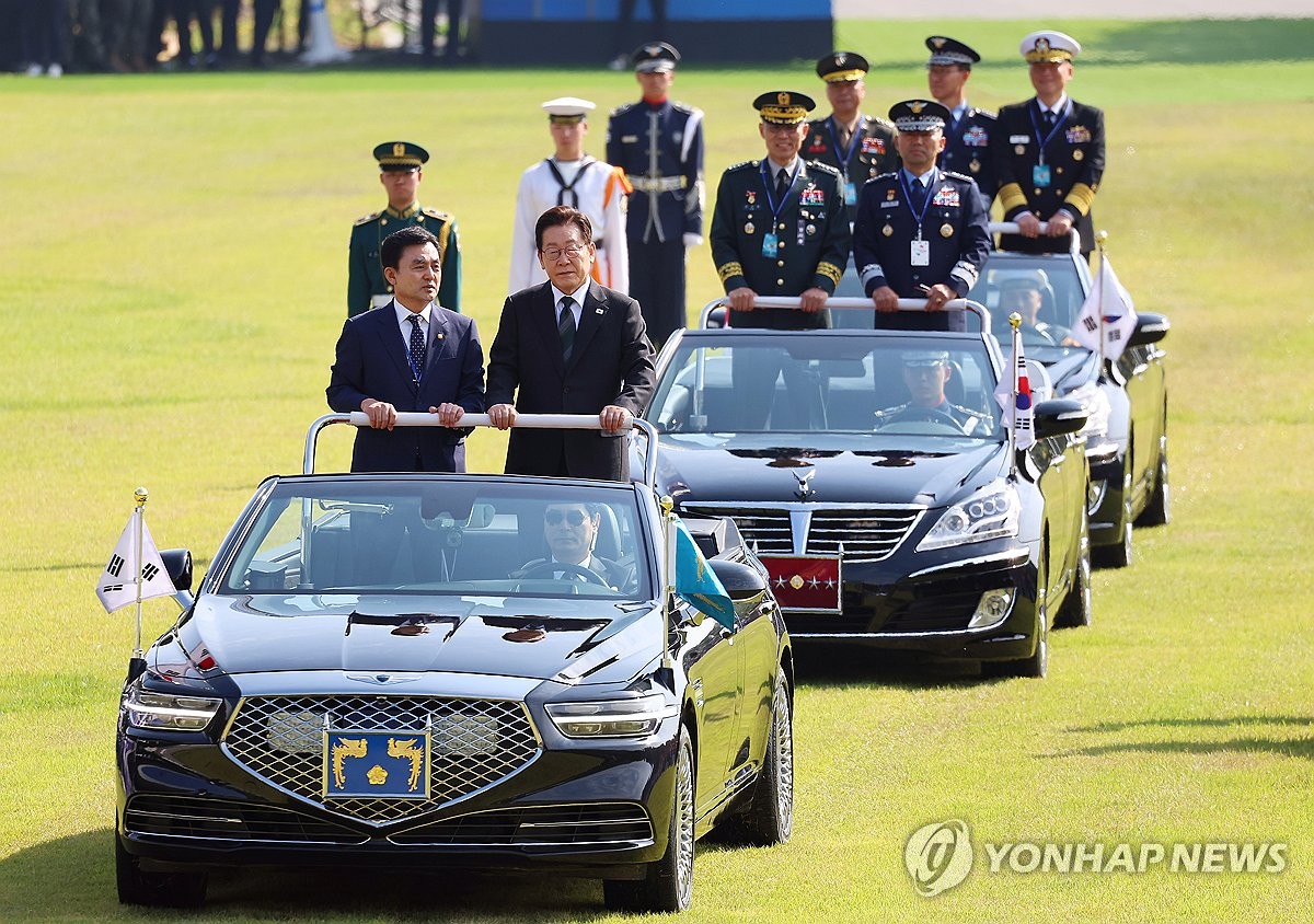 이재명 대통령이 1일 충남 계룡대 대연병장에서 열린 건군 77주년 국군의 날 기념행사에서 열병차량에 탑승해 있다. 왼쪽은 안규백 국방부 장관. 2025.10.1 