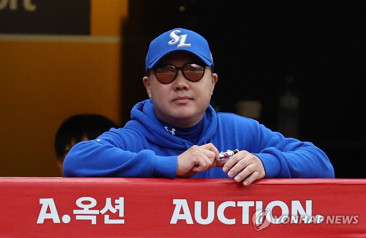 경기 지켜보는 박진만 감독
