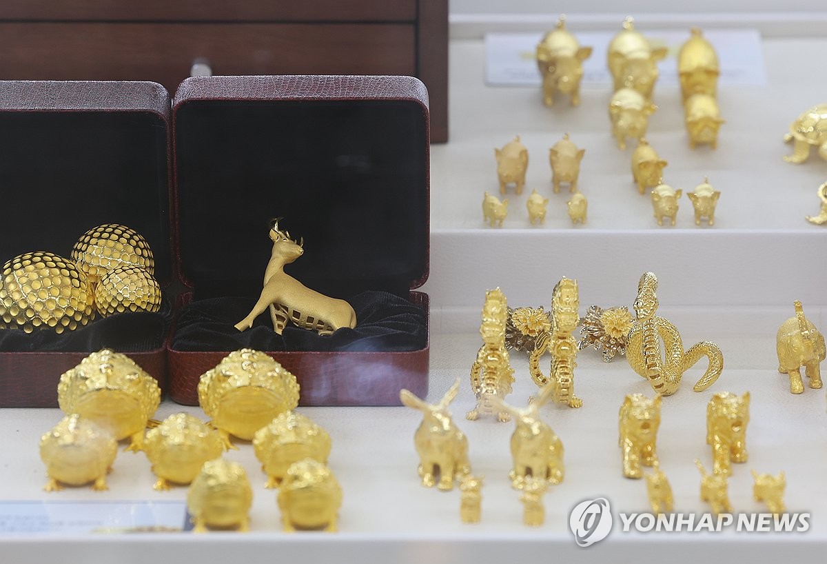 서울 종로구 한국금거래소에 진열된 금 제품. [연합뉴스 자료사진]